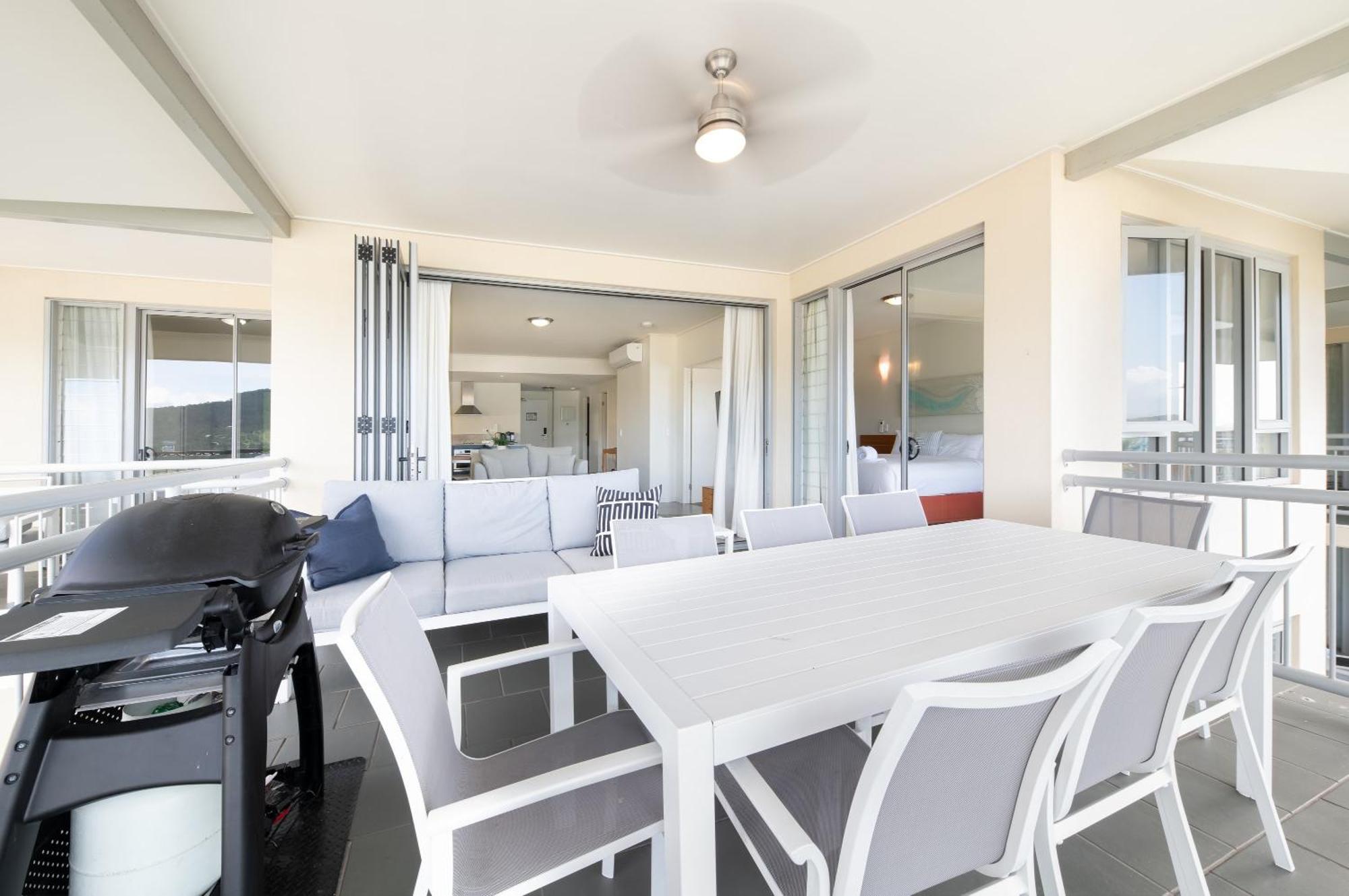 Airlie Ocean Views & Living @ 231 Apartment