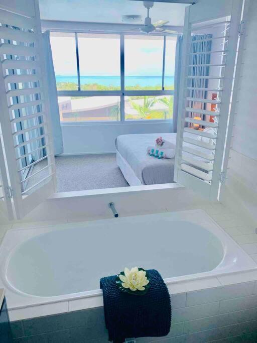 Azure Sea, Oceanviews, Wifi, 2 Pools + Gym *