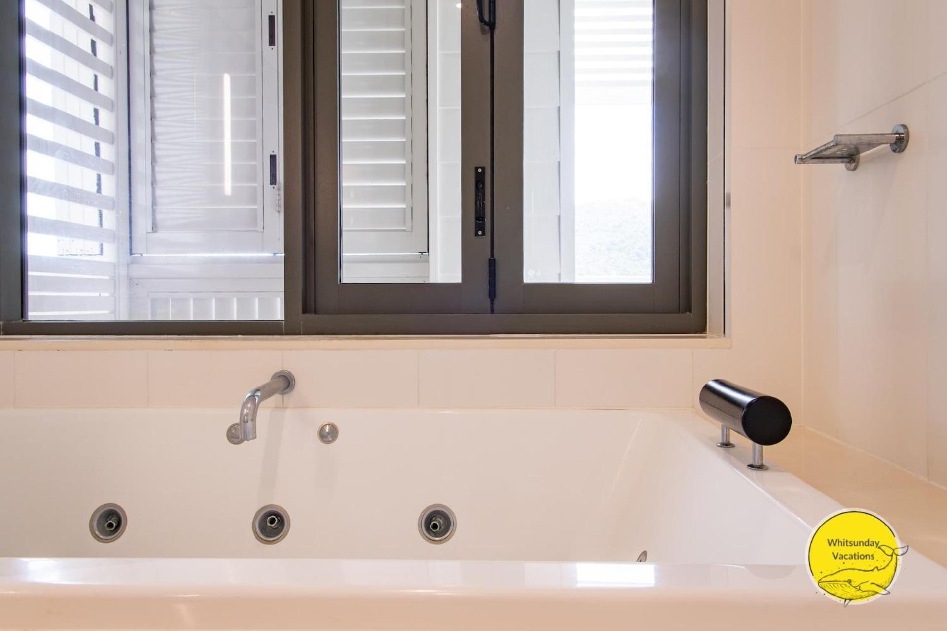 Penthouse Living At The Port Of Airlie Apartment