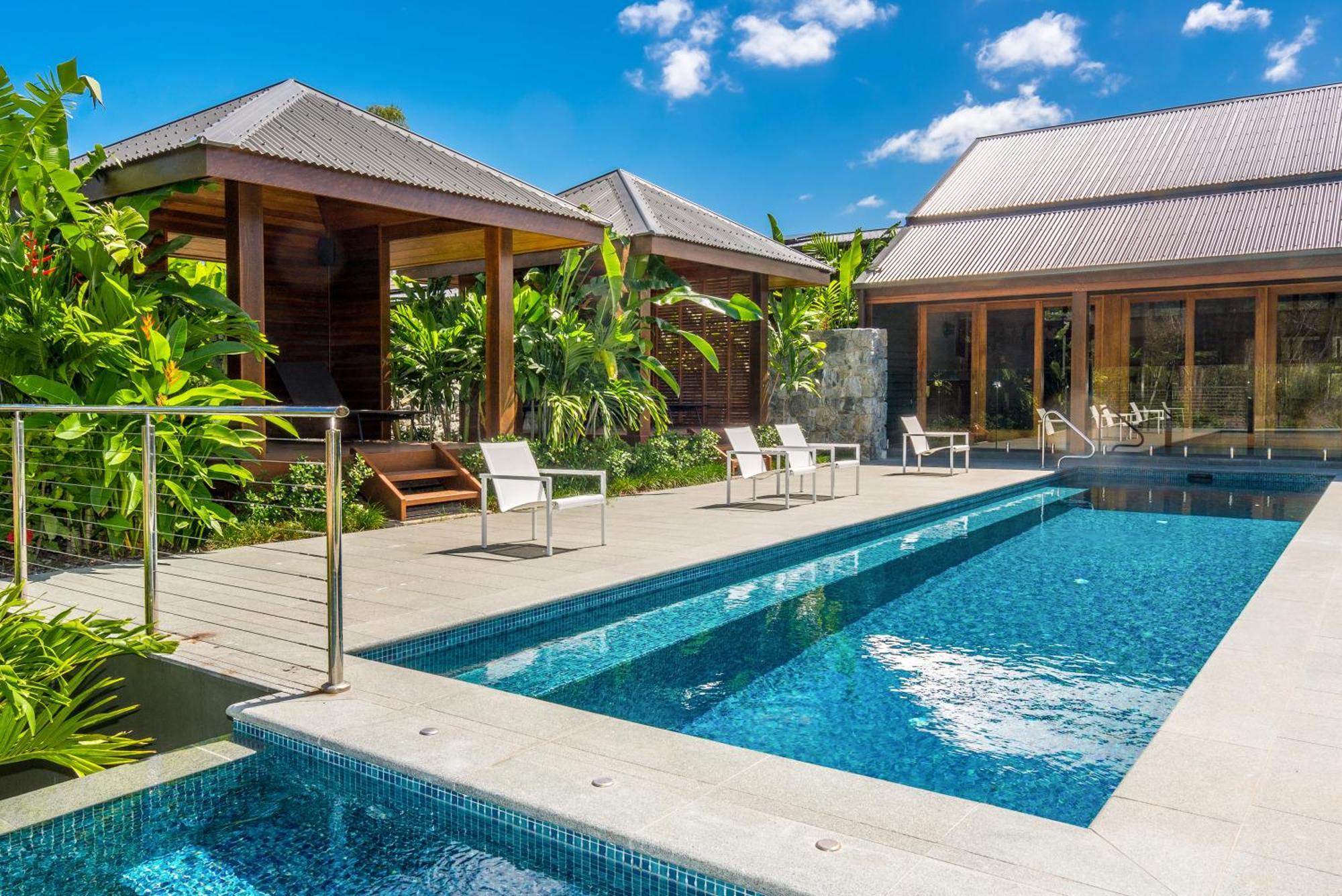 Yangaro * Airlie Beach