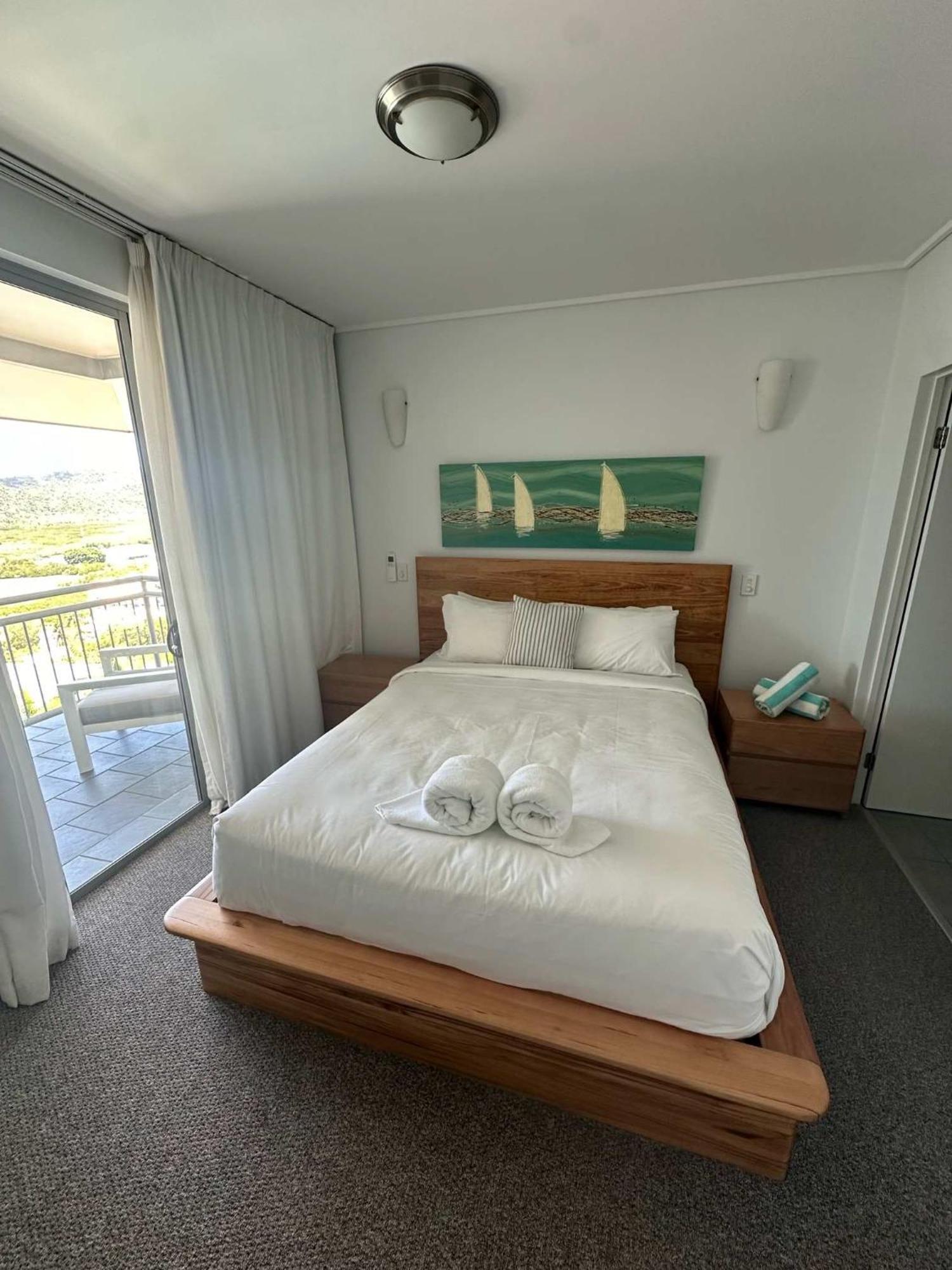 Apartment Airlie Ocean Views & Living @ 231 *