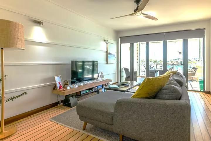 Aqua View Boathouse Airlie Apartment