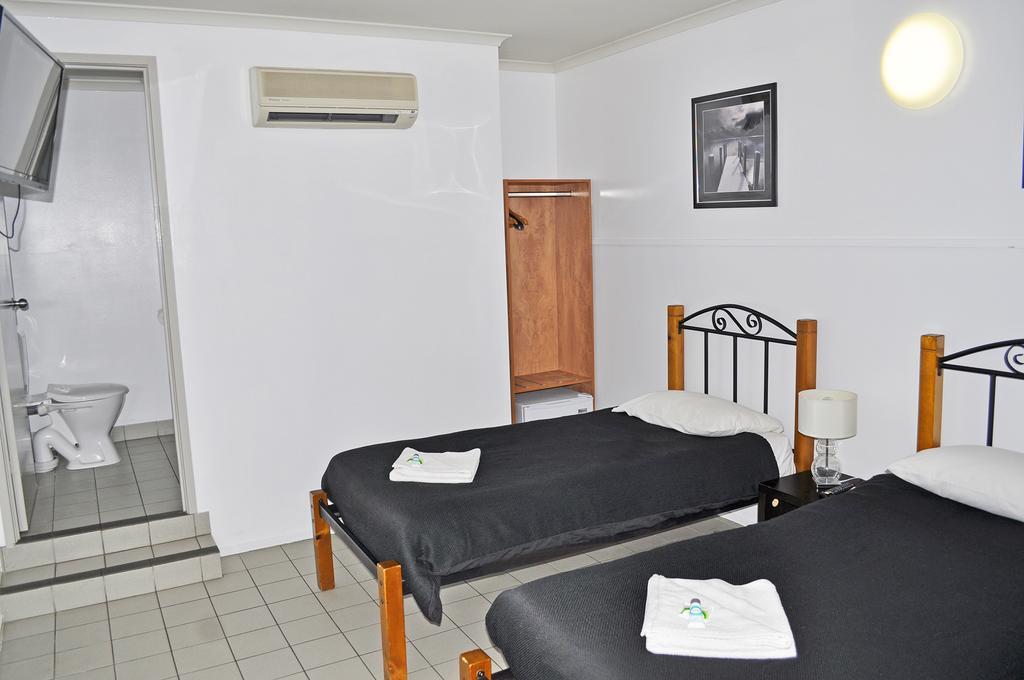 Airlie Waterfront Motel 4*