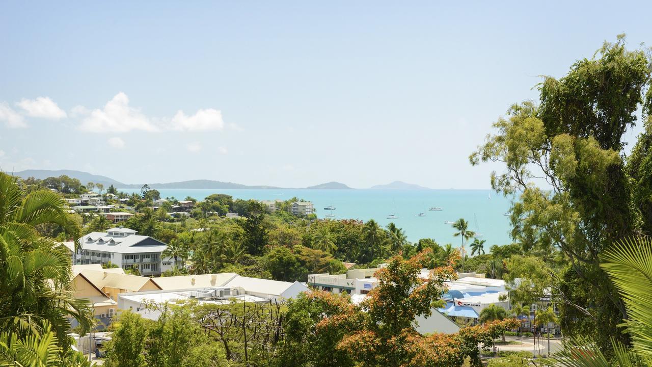 Airlie Harbour - Airlie * Airlie Beach