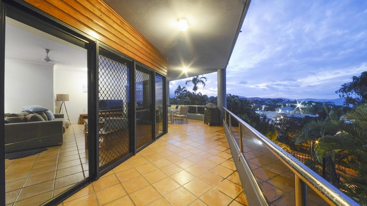 Airlie Harbour - Airlie * Airlie Beach