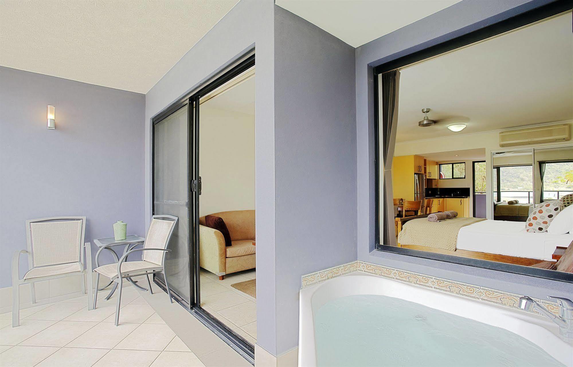 At Waterfront Whitsunday Retreat - Adults Only 4*