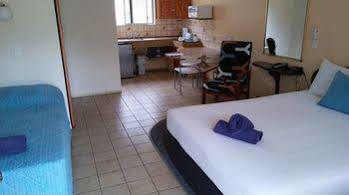 Aparthotel Paradise Court Units 3*