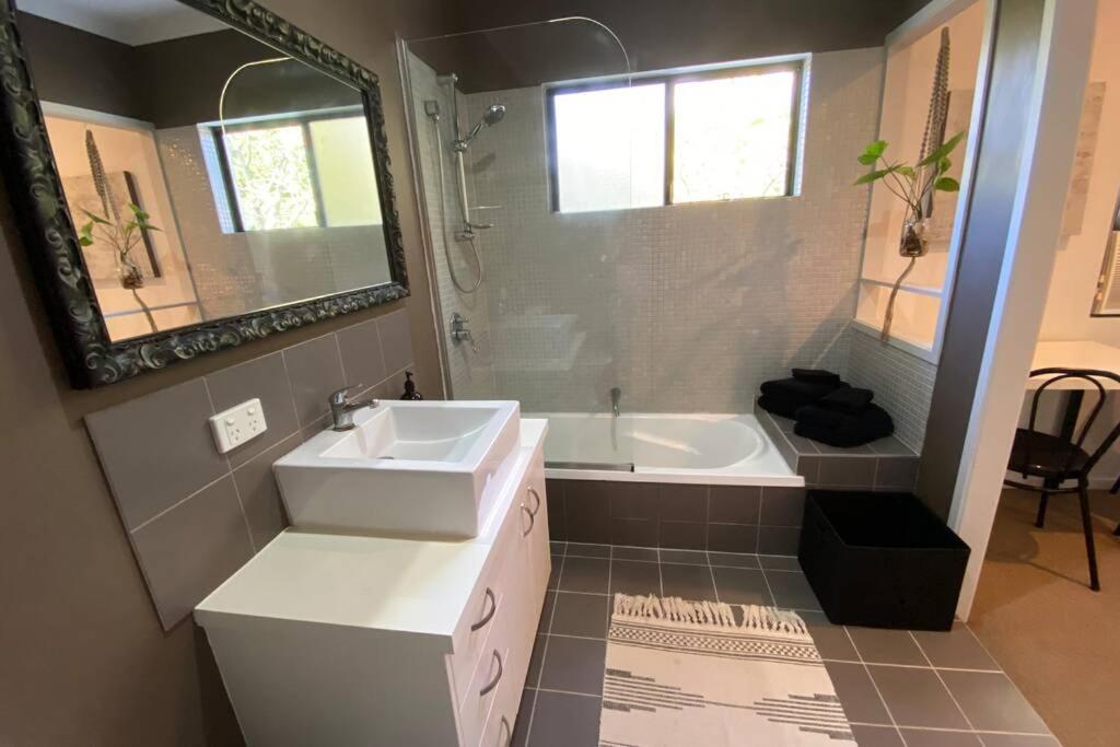 Lily Lamond, 2 - 6 Guests, Outdoor Hammock, 5 Min Walk To The Ocean, Airlie Holiday home