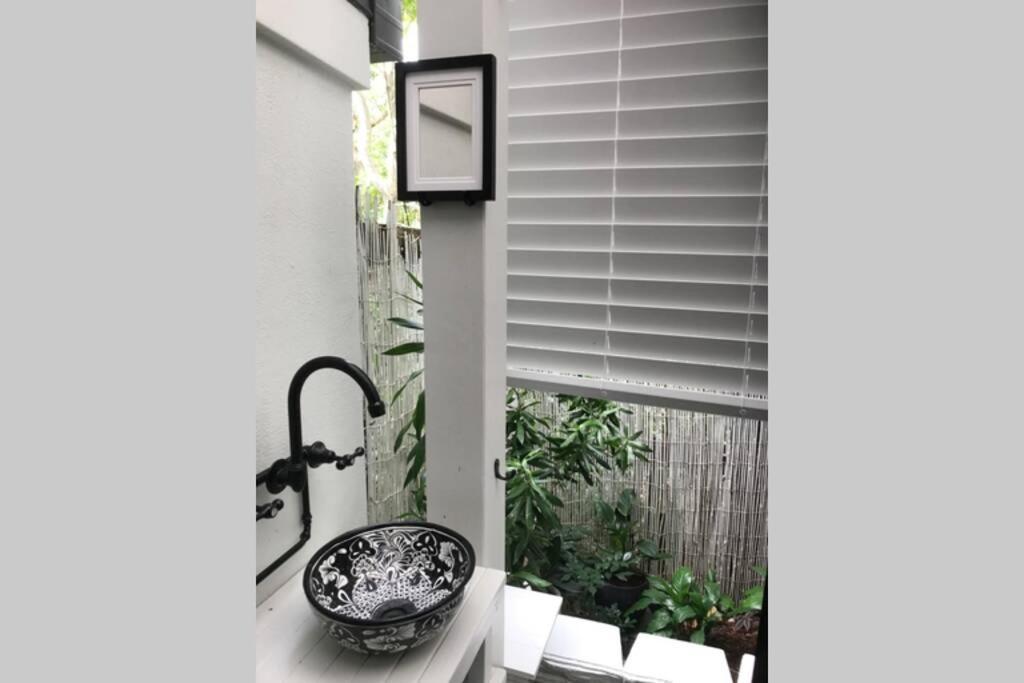 Lily Lamond, 2 - 6 Guests, Outdoor Hammock, 5 Min Walk To The Ocean, Airlie Holiday home Airlie Beach