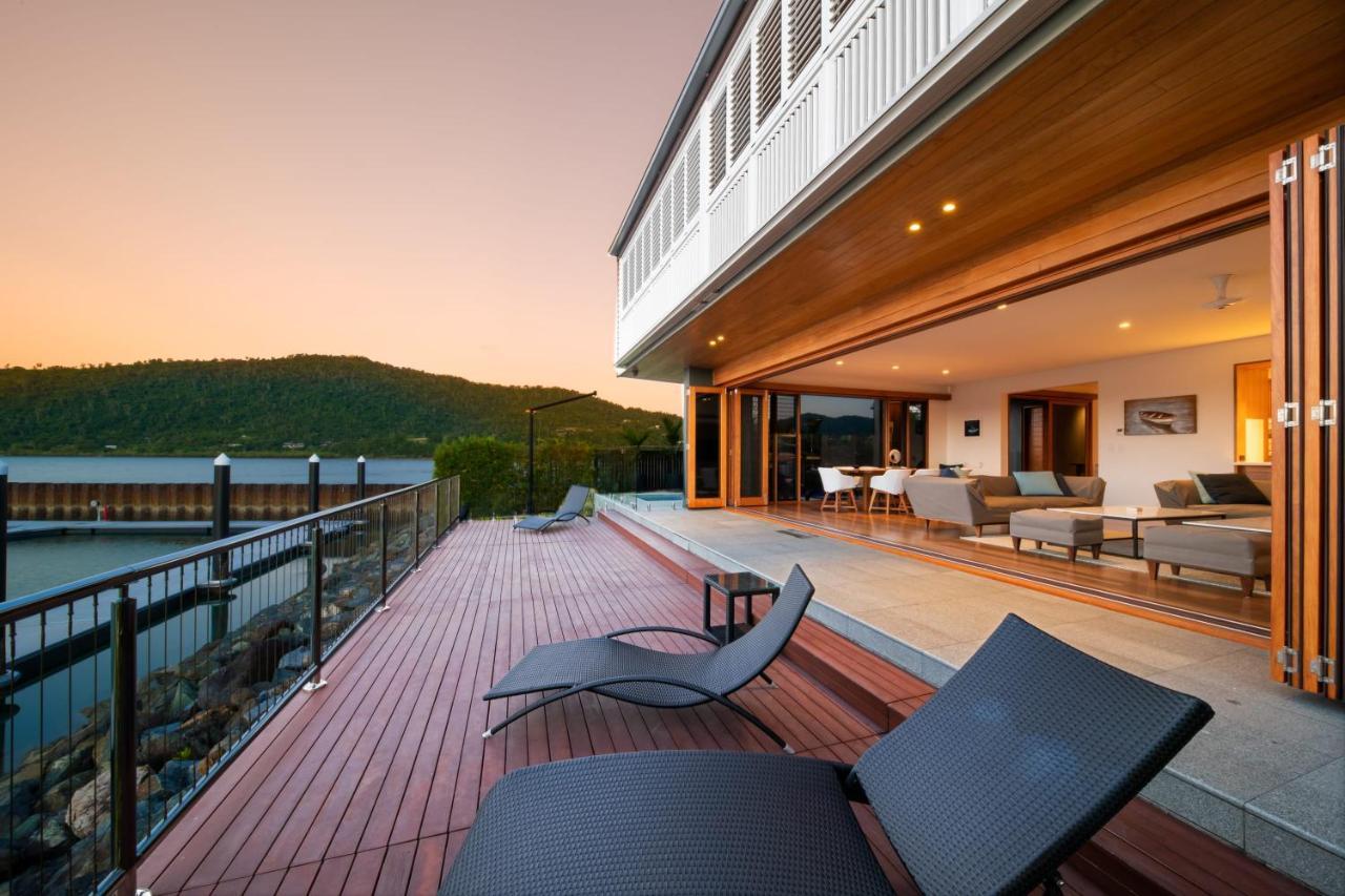 Airlie Waterfront Luxury At 10 The Cove Holiday home *