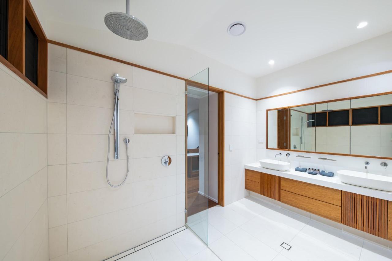 Airlie Waterfront Luxury At 10 The Cove Airlie Beach