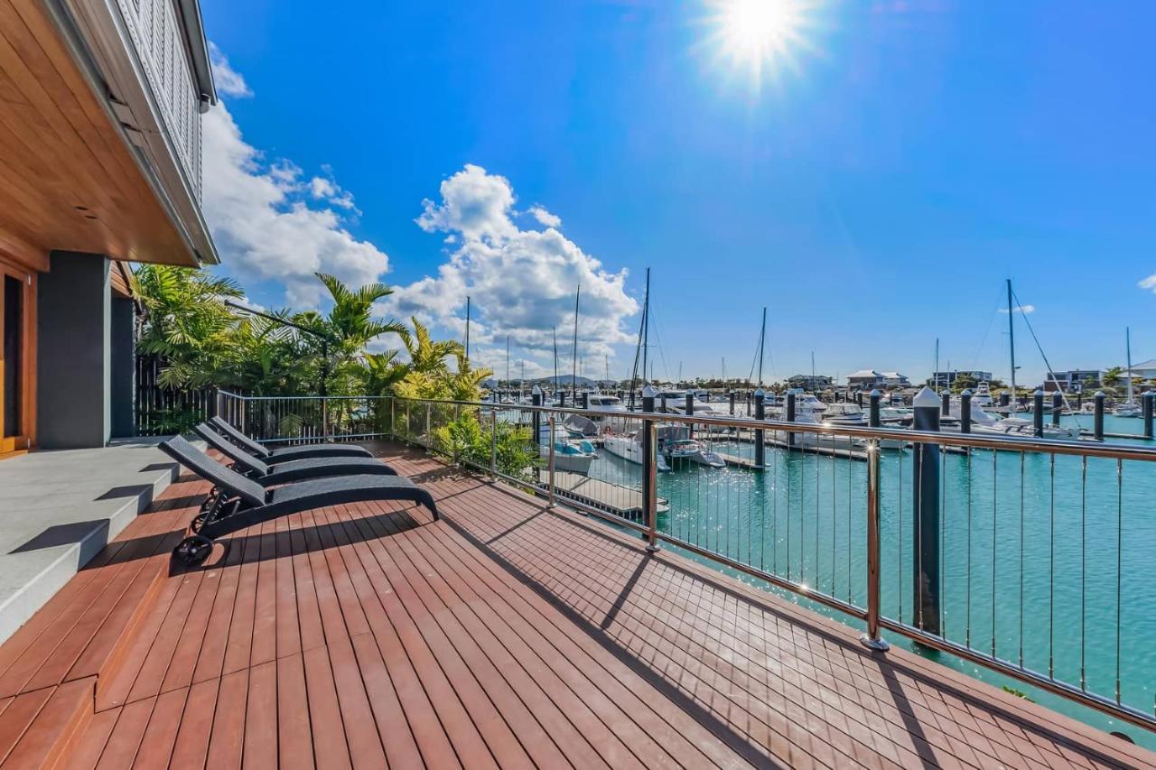 Airlie Waterfront Luxury At 10 The Cove Holiday home