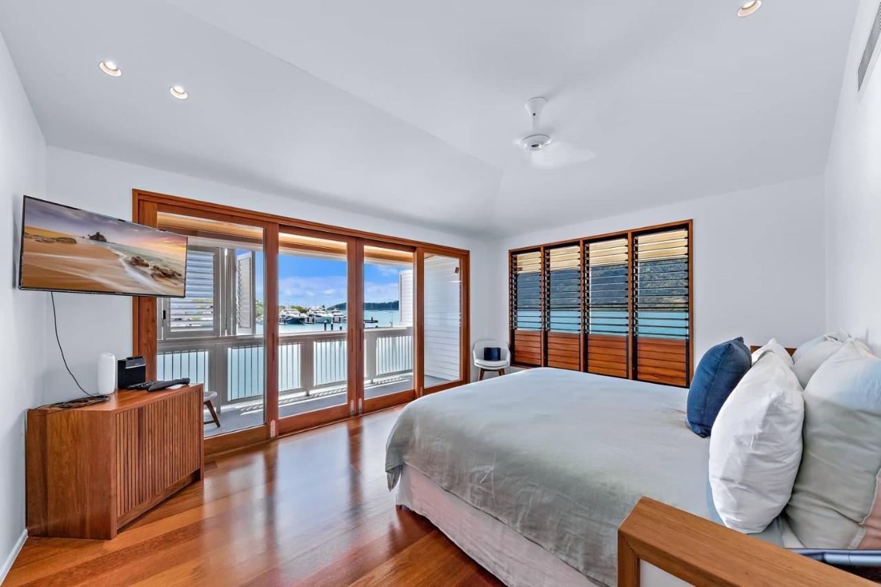 Airlie Waterfront Luxury At 10 The Cove Holiday home