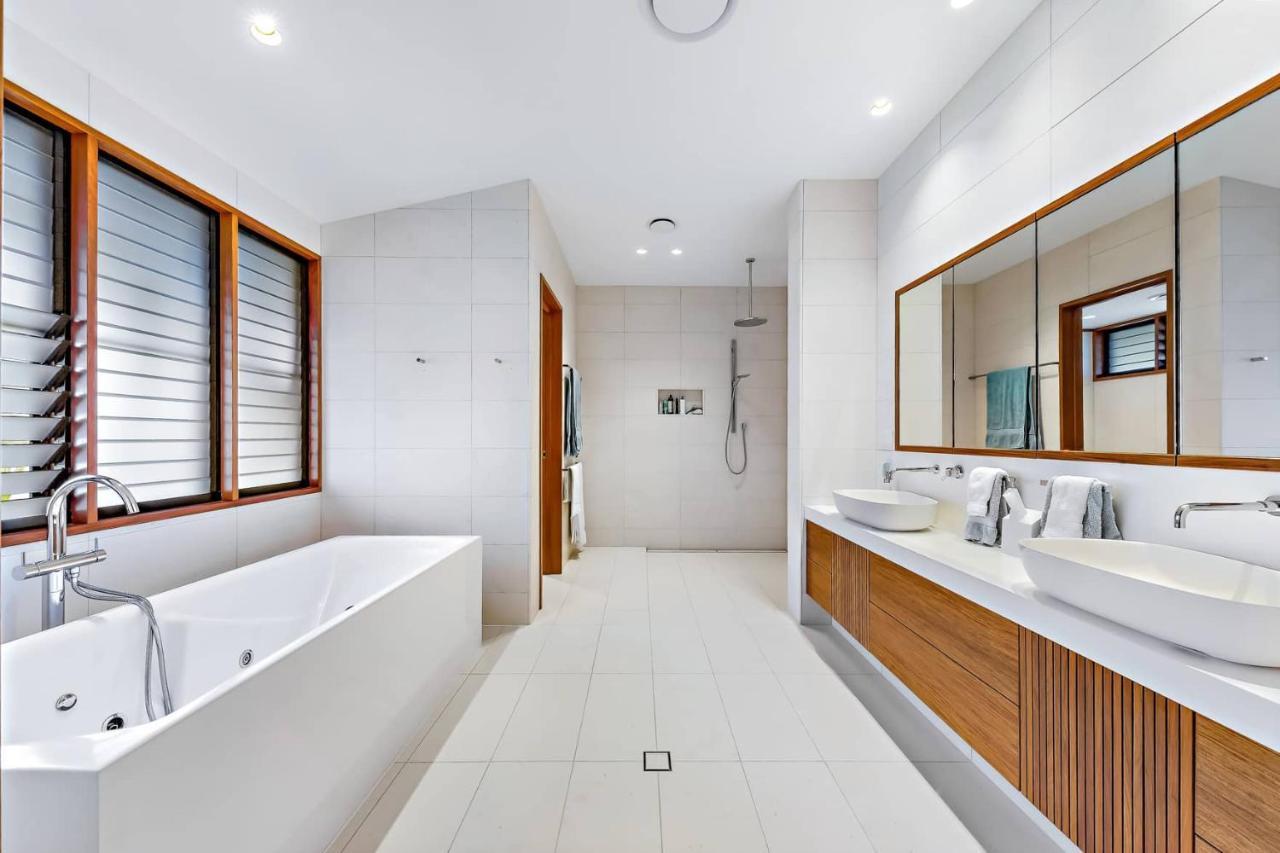 Airlie Waterfront Luxury At 10 The Cove Airlie Beach