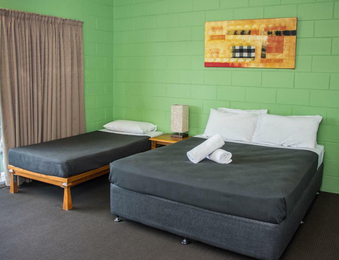 Colonial Court Beachfront & Motel 3*