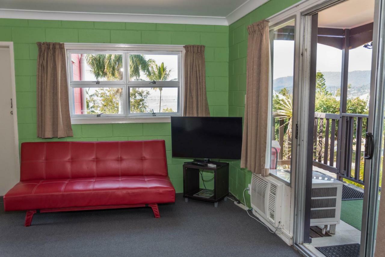 Colonial Court Beachfront &